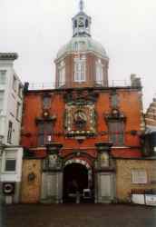 De Groothoofdspoort (the Big Head Gate, the gate at the city's main jetty) was originally built between 1440 and 1450.