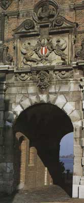 De Groothoofdspoort (the Big Head Gate)